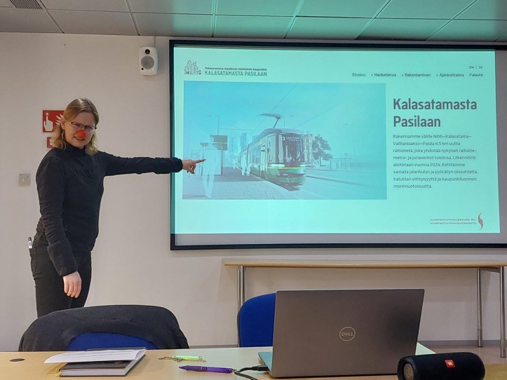 Tutkimusklovni kommentoimassa Panu Pihkalan ympäristötunteiden prosessimallia